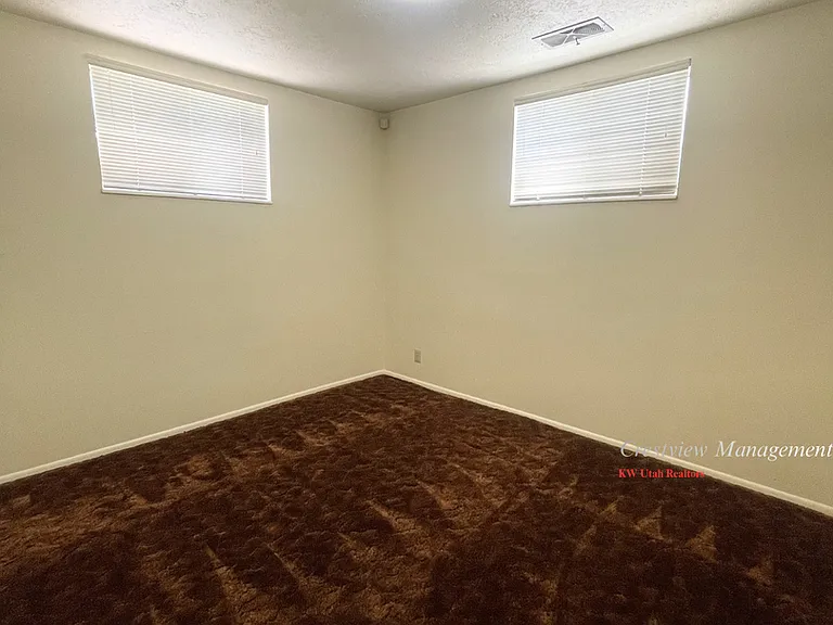 1498 E Pioneer Rd — Photo 18