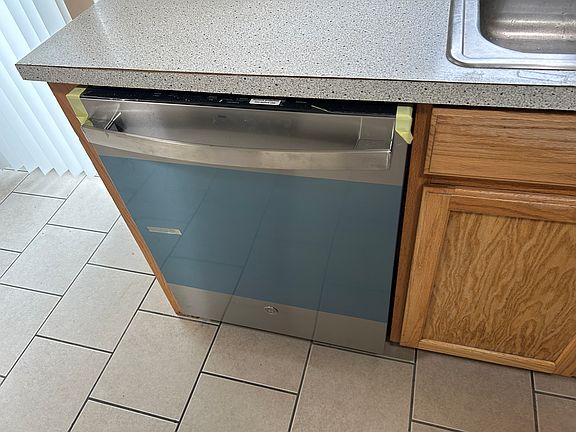 4th image of 1765 Queen Ave SW