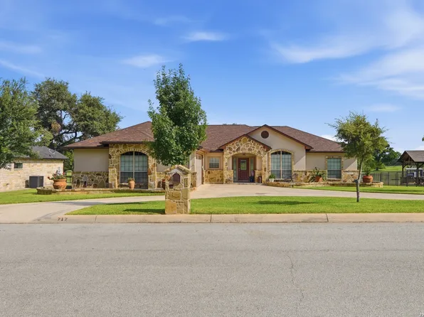 717 Jack Nicklaus, Devine, TX 78016