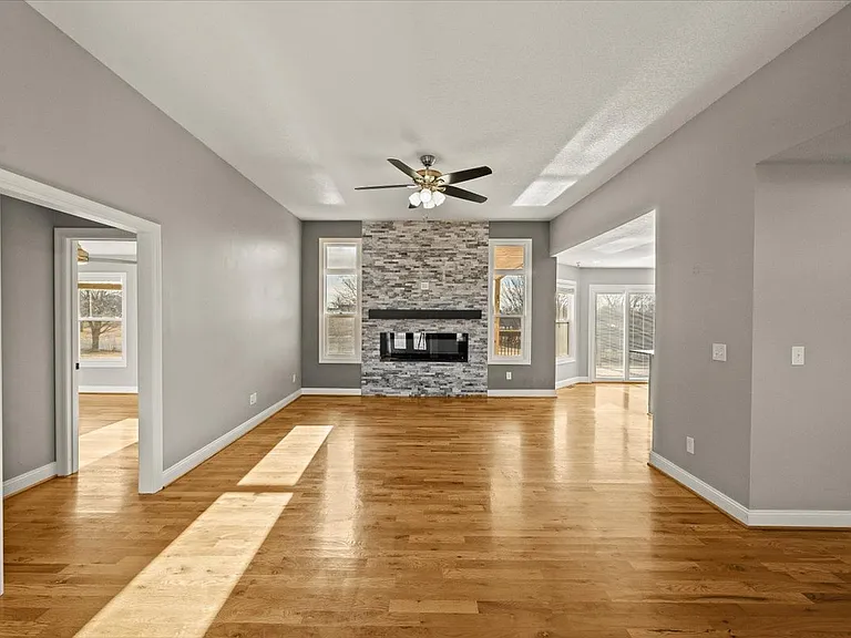 604 Canyon Dr — Photo 17