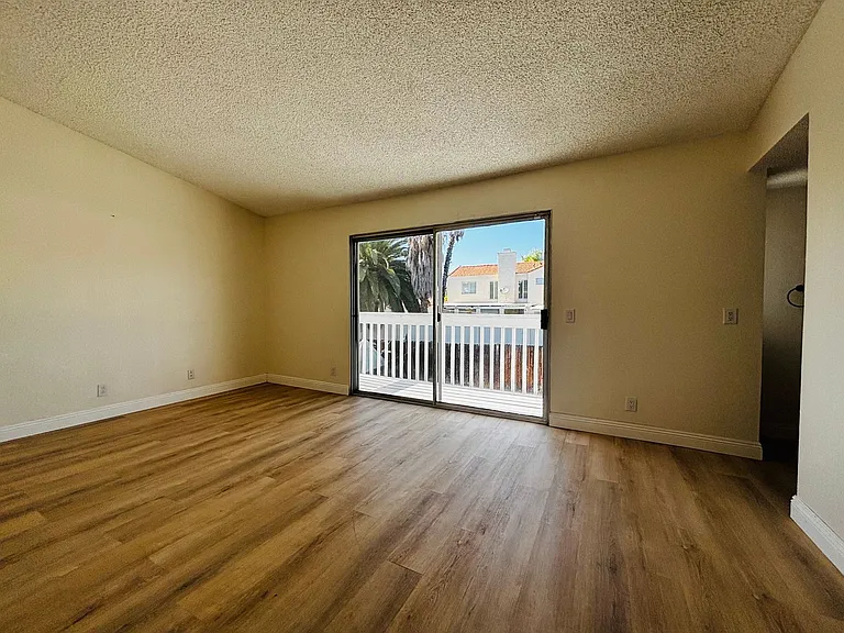 23606 Parkland Ave — Photo 9