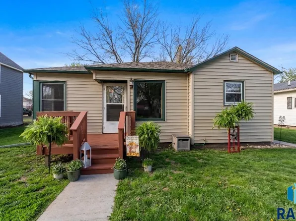 422 E 2nd St, Parker, SD 57053