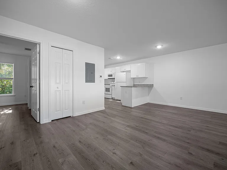 1545 NE 14th St — Photo 11