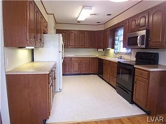 3rd image of 160 Jonathan Dr