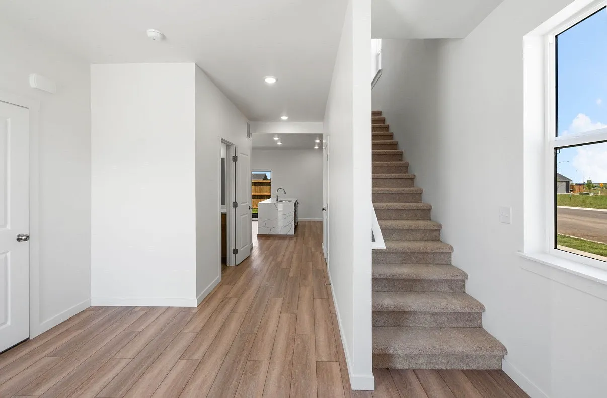 4 bed, 2.5 bath, 2250 sqft, $4,095 — Photo 3