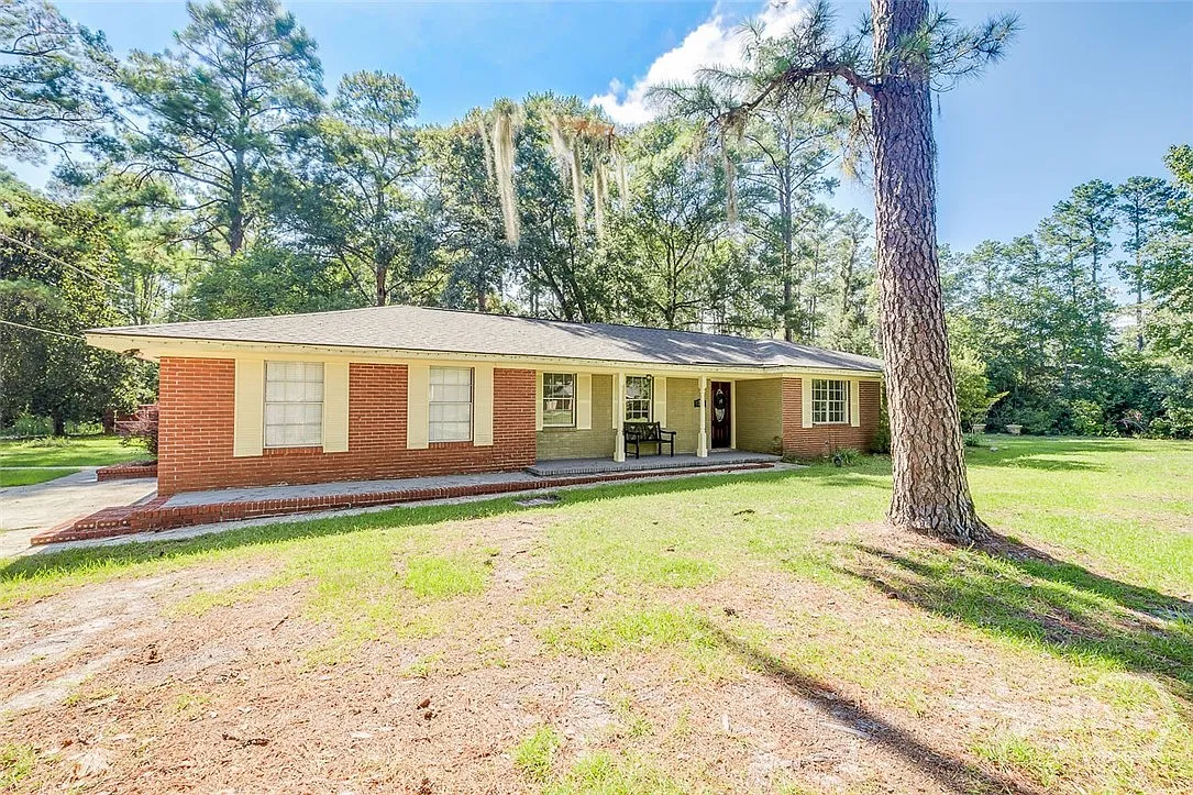 5 bed, 3.0 bath, 2500 sqft, $2,400 — Photo 2