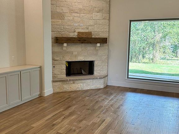 3rd image of 1009 Old Oaks Ct