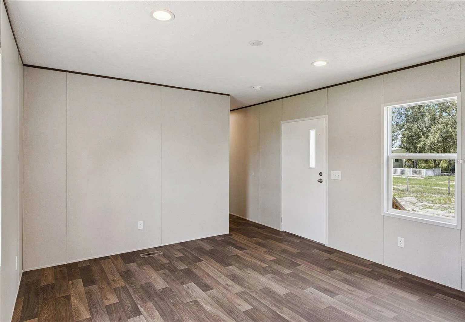 3 bed, 1000 sqft, $1,650 — Photo 2