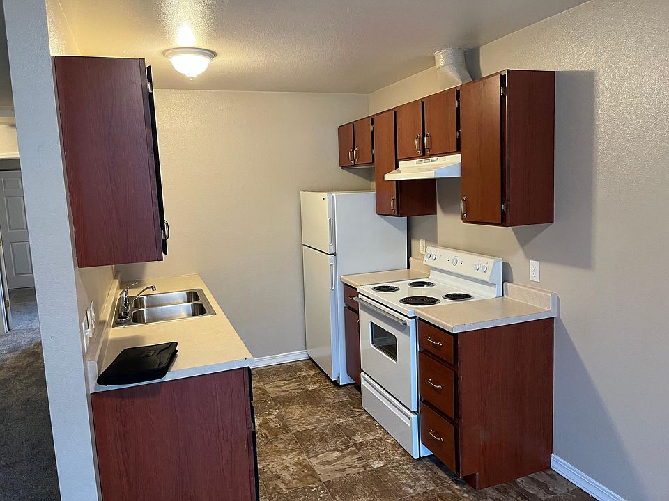 Bright kitchen, great storage!