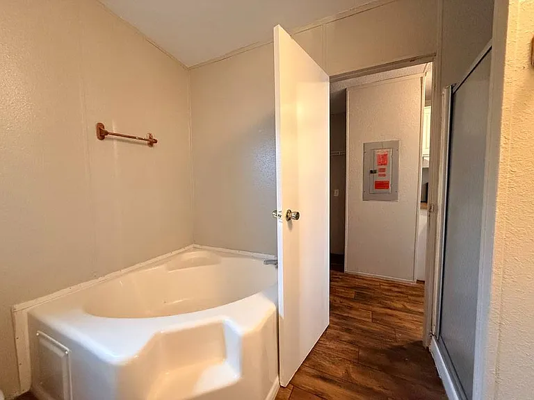 2318 Charlotte Dr — Photo 10