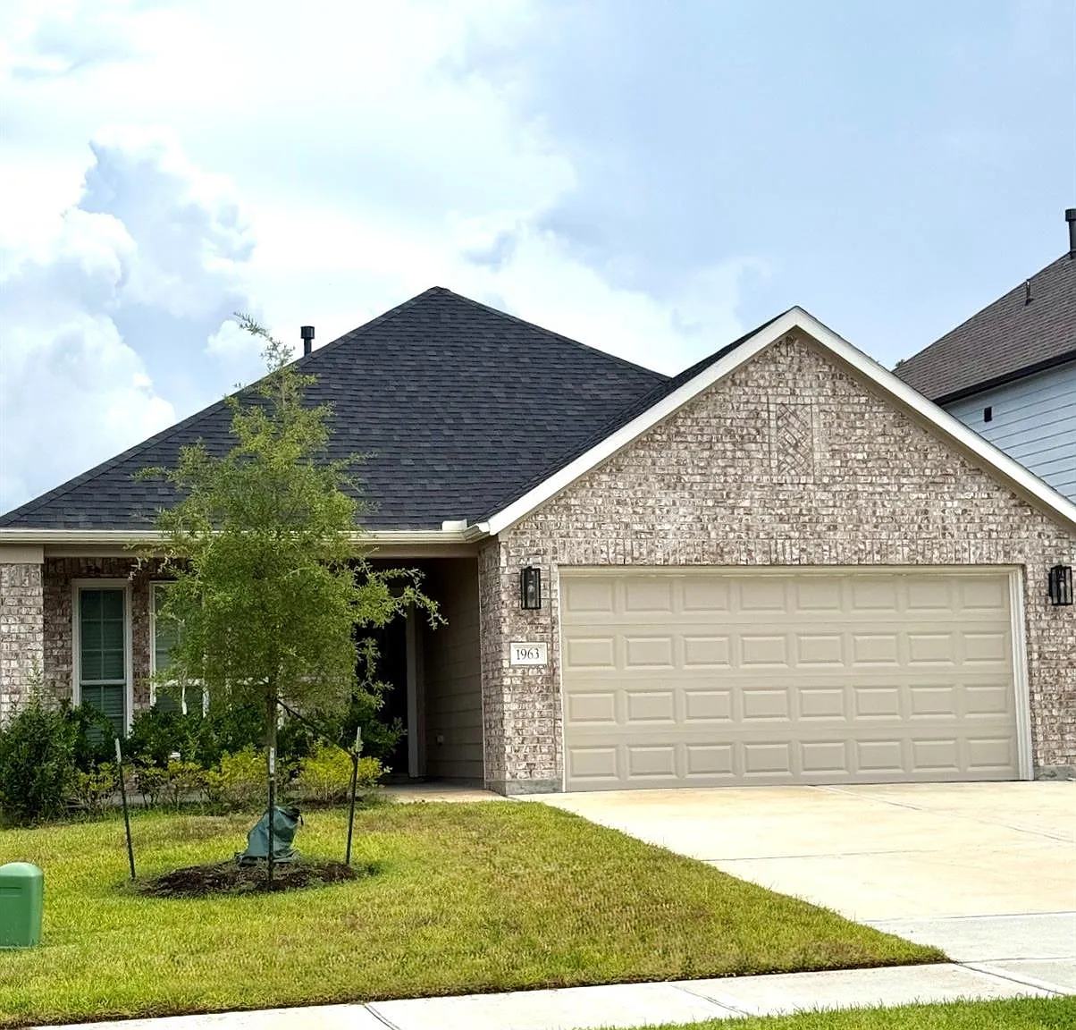 3 bed, 2.5 bath, 1806 sqft, $2,200 — Photo 1