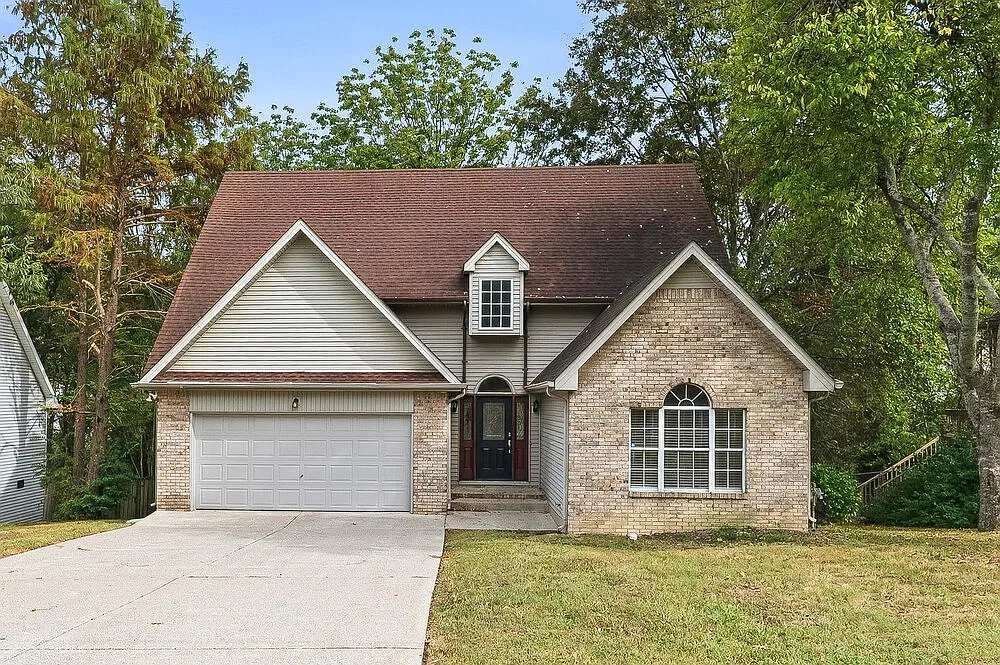 3 bed, 2.5 bath, 1669 sqft, $2,210 — Photo 1