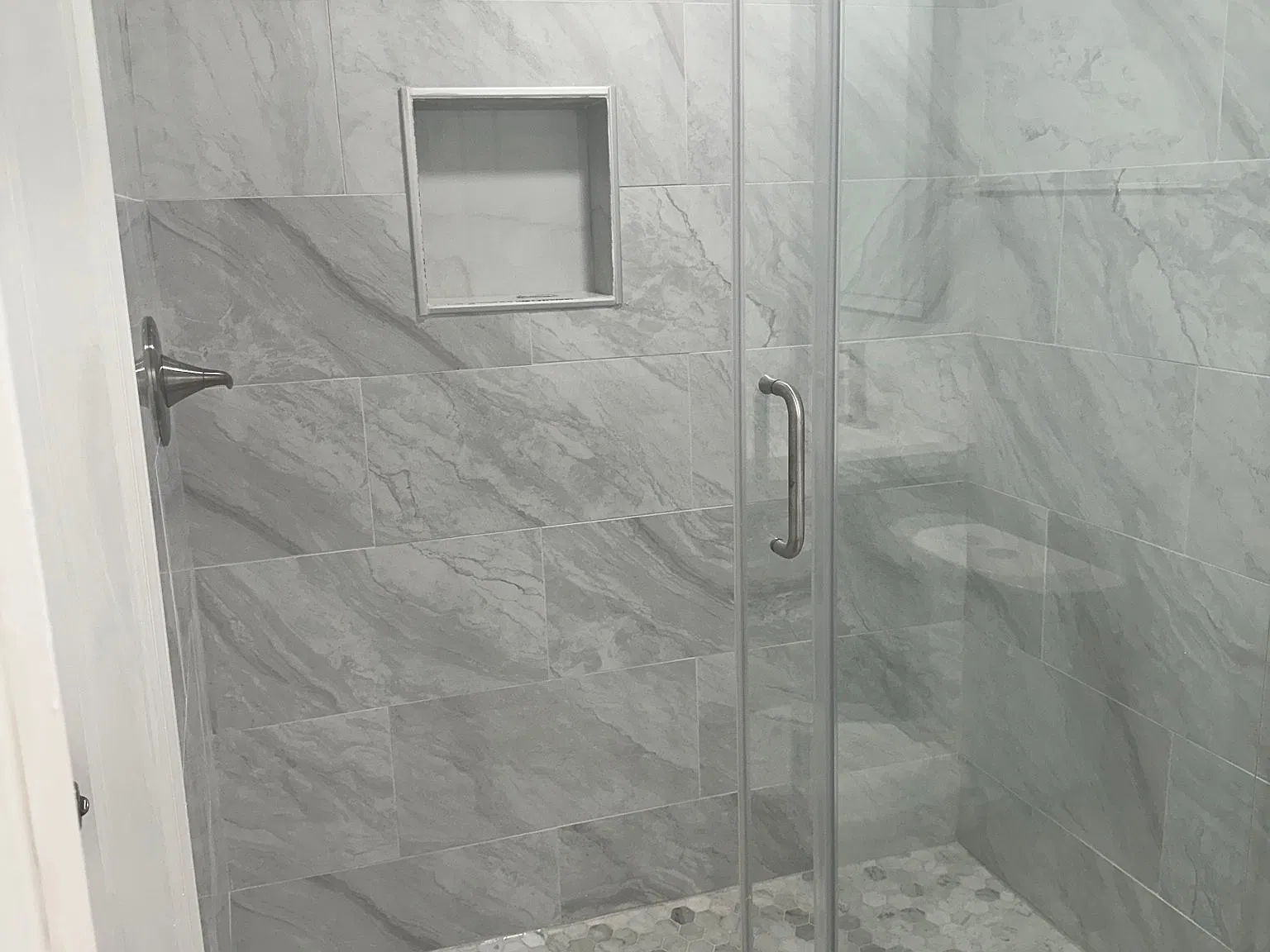 Spacious 1,500+ Sq. Ft. Newly Renovated Apartment - All Utilities ,Wi-Fi Included, Private Entrance" — Photo 4