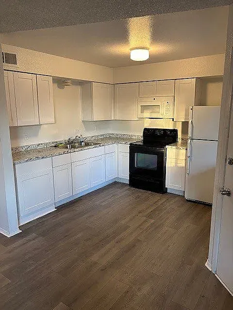 1129 S Farmer Ave — Photo 3