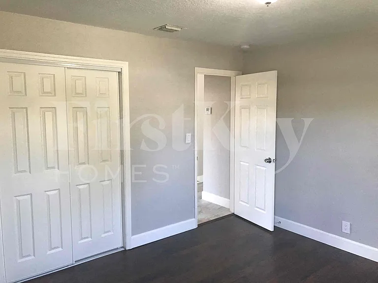 1640 NE 32nd Pl — Photo 13