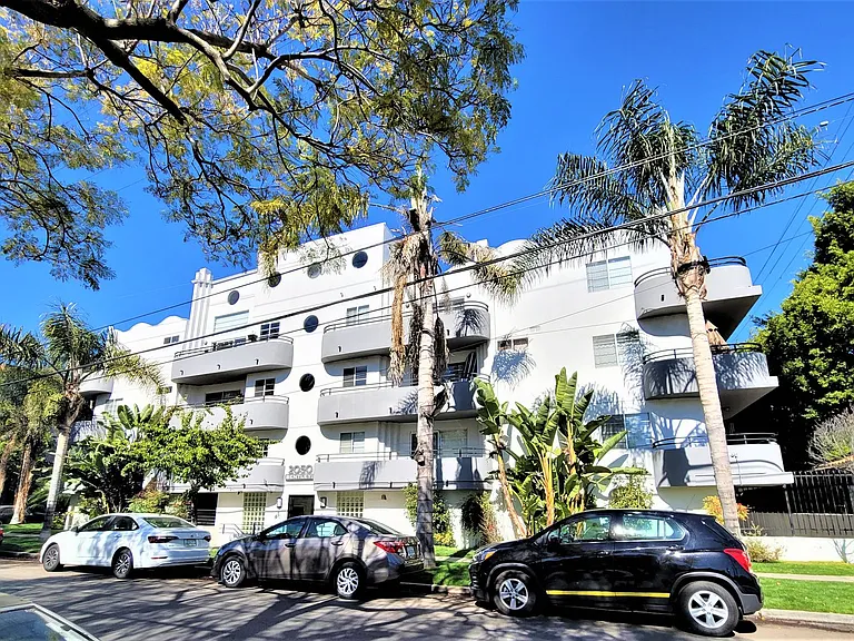 2050 S Bentley Ave — Photo 3