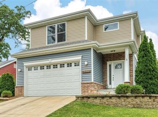2115 Grandview Dr, Saint Louis, MO 63131