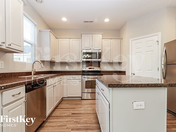 5th image of 426 Village Park Dr