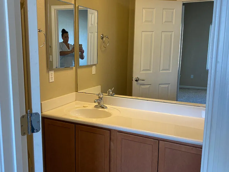 Master bathroom (2)