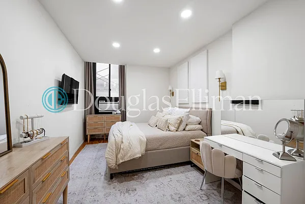 Rented by Douglas Elliman | media 22