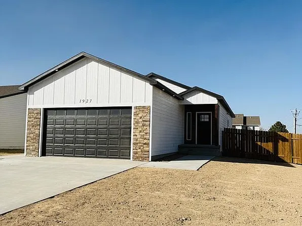 1927 Prairie View Dr, Garden City, KS 67846