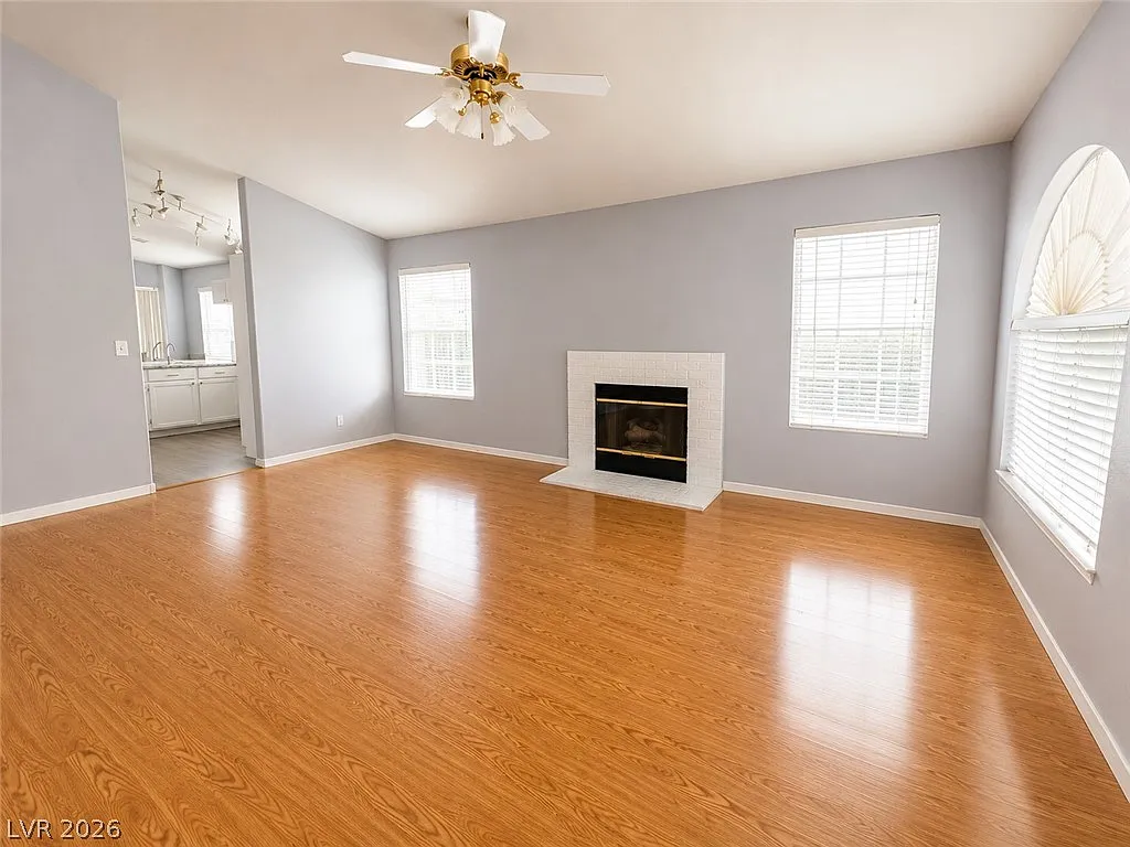 3 bed, 2.0 bath, 1289 sqft, $2,052 — Photo 2
