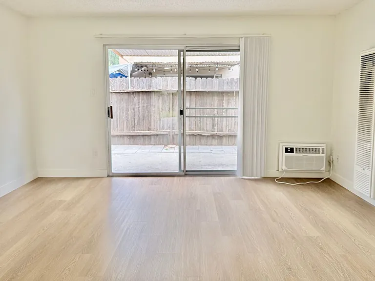 Lynrose Manor Apartments — Photo 32