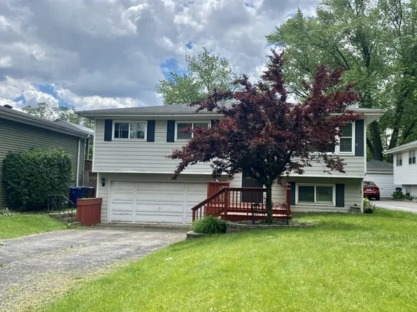 26W123 Mayflower Pl, Wheaton, IL 60187