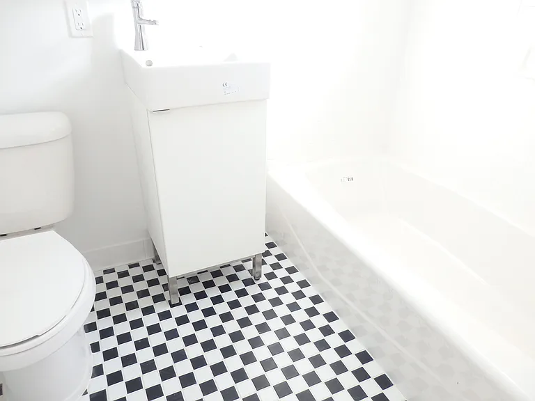 415 W 47th St #1A — Photo 3