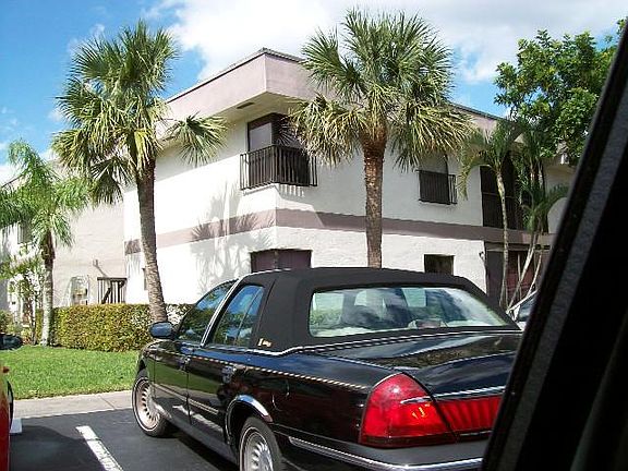 3rd image of 4702 Carambola Cir N