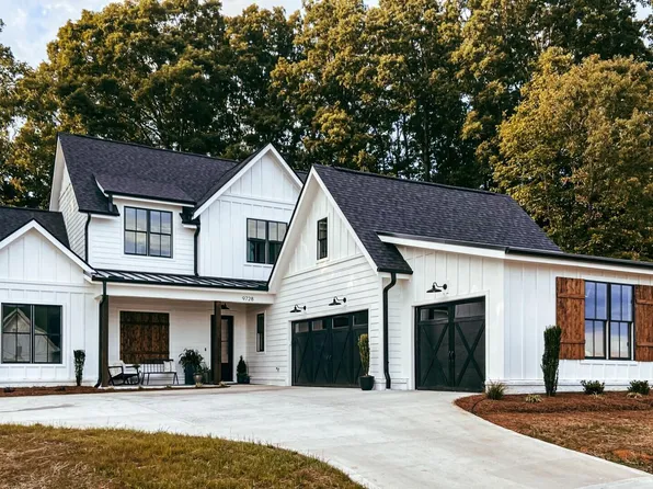 9728 Clingmans Dome Dr, Knoxville, TN 37922