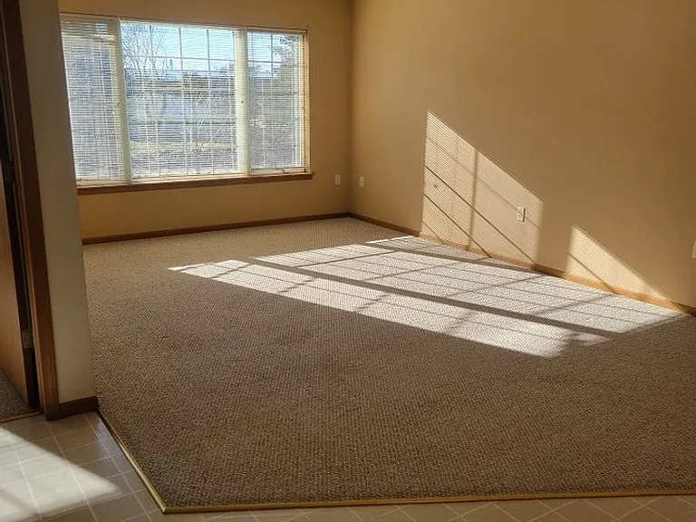 606 W State St — Photo 3