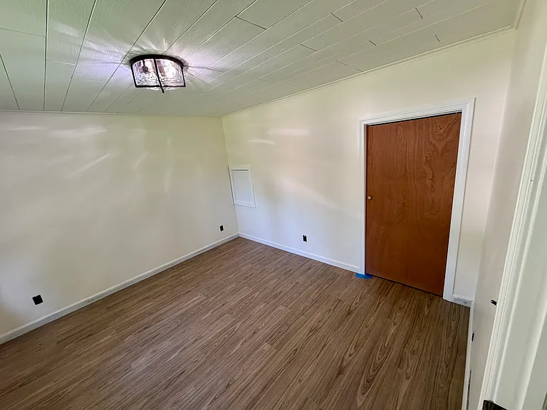 1549 W River Rd — Photo 9