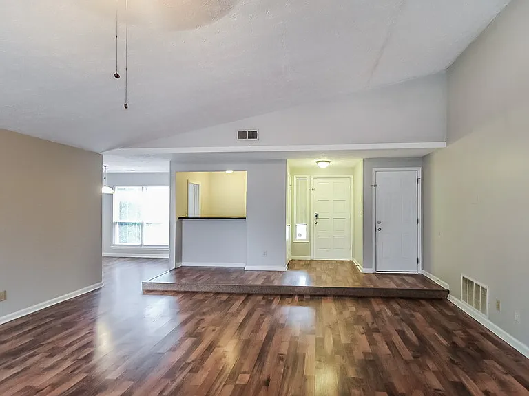 2468 Mistletoe Ln — Photo 4