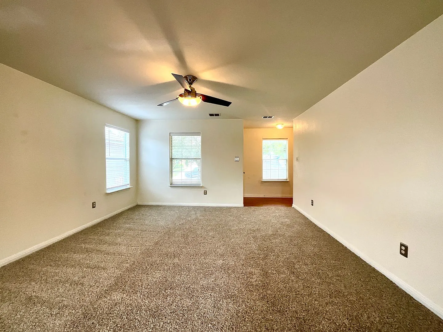 *Move In Special* Bright & Beautiful Two-Story Home With New Carpet And Fenced Backyard! — Photo 4