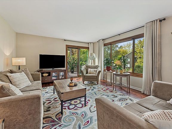 3rd image of 450 Woodview Rd