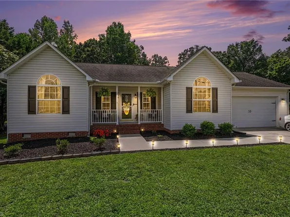 842 Charter Oaks Dr, Randleman, NC 27317