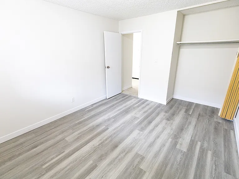 2417 14a St SW — Photo 13