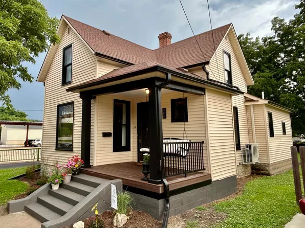 408 Winnebago St, Decorah, IA 52101