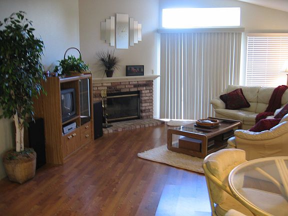 Family Room w/vaulted ceiling 