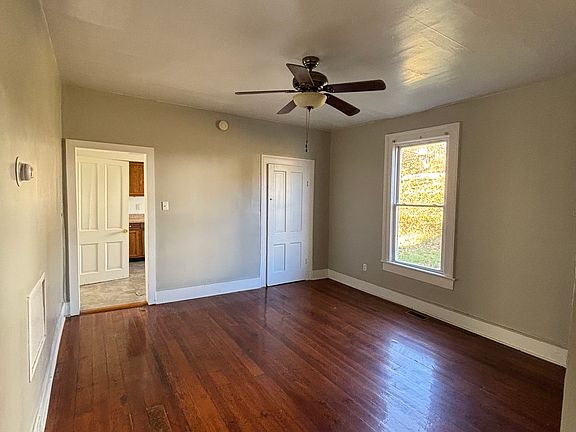 402 Bowling St Apt 1 - Photo 3_10242025