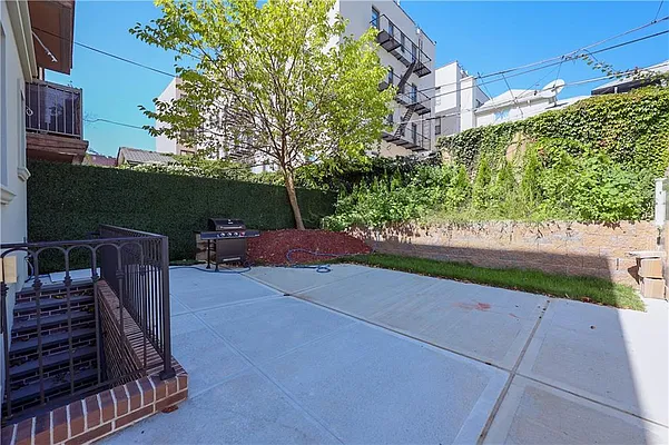 Sold by Remax Edge | media 20