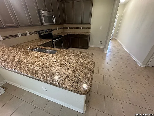 4 bed, 2.5 bath, 2366 sqft, $2,200 — Photo 3