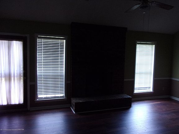 5th image of 329 Sandalwood Dr
