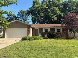 612 Hackberry Rd, Chatham, IL 62629