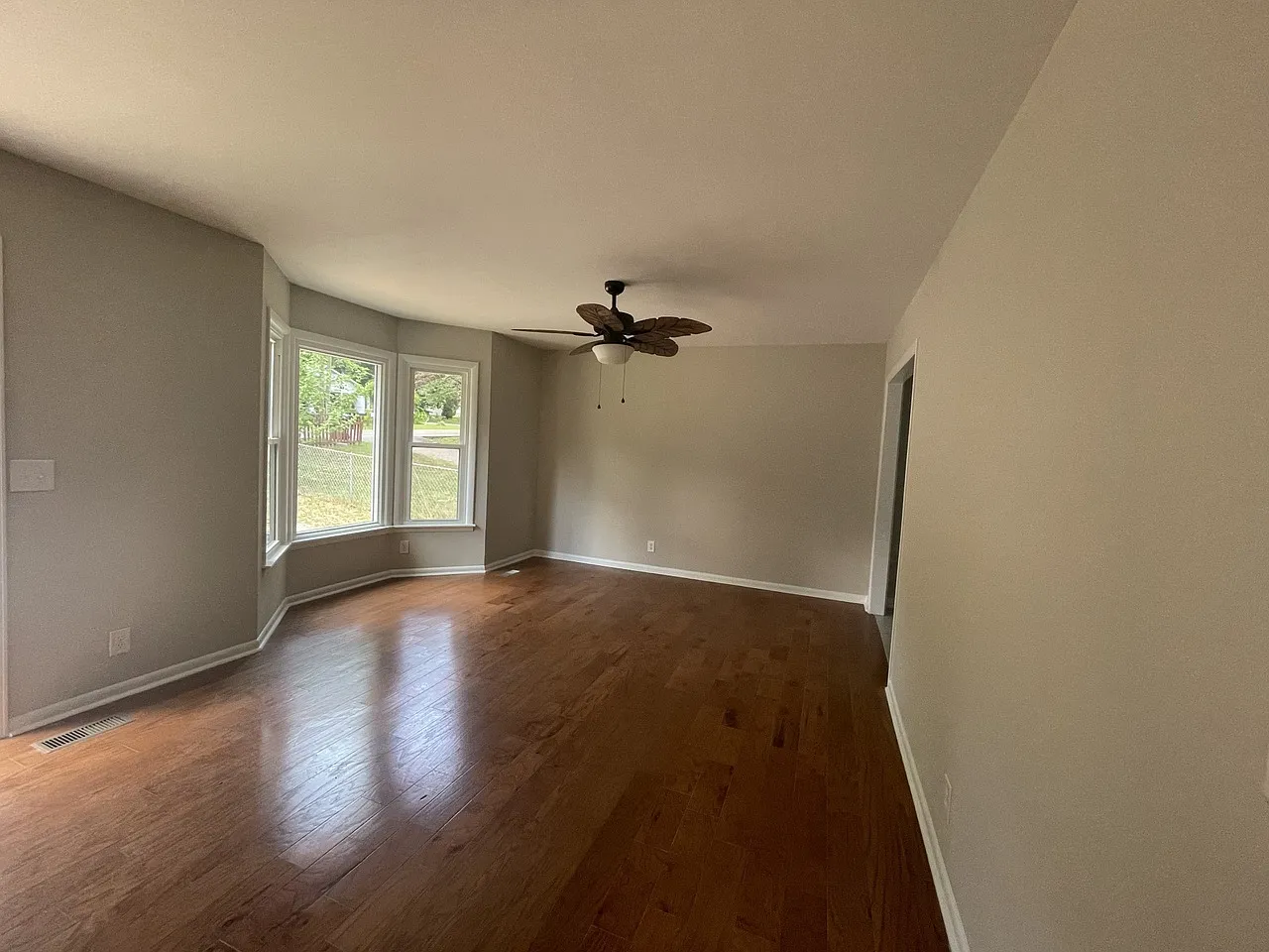 3 bed, 1040 sqft, $1,790 — Photo 3