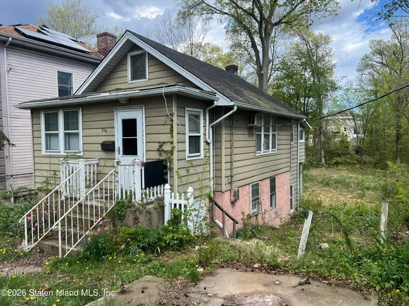 634 Drumgoole Rd E, Staten Island, NY 10312