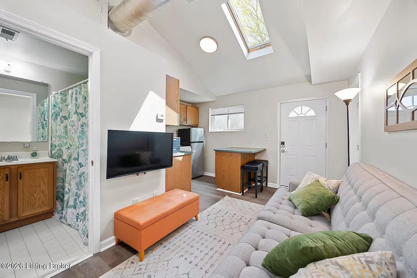 2 bed, 1.0 bath, 400 sqft, $1,600 — Photo 2