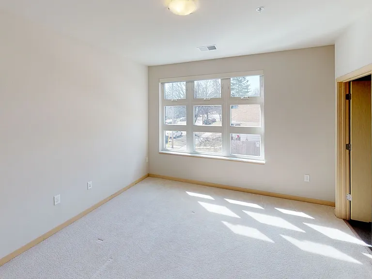 902 Drake St — Photo 106