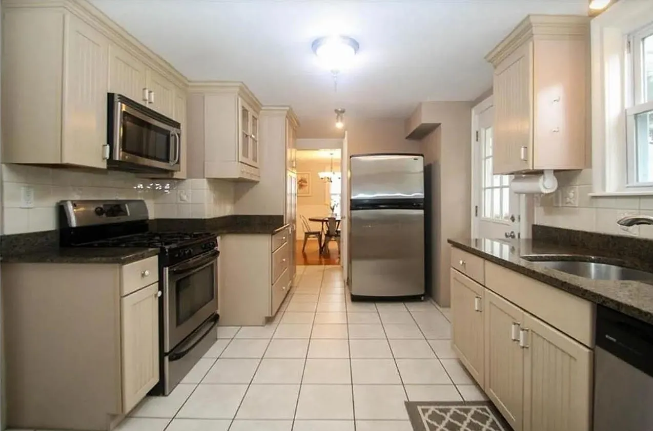 4 bed, 1.5 bath, 1638 sqft, $3,750 — Photo 2